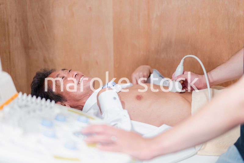 超音波検査を受診する高齢の男性