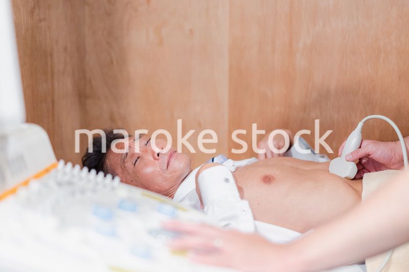 超音波検査を受診する高齢の男性