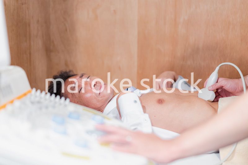 超音波検査を受診する高齢の男性