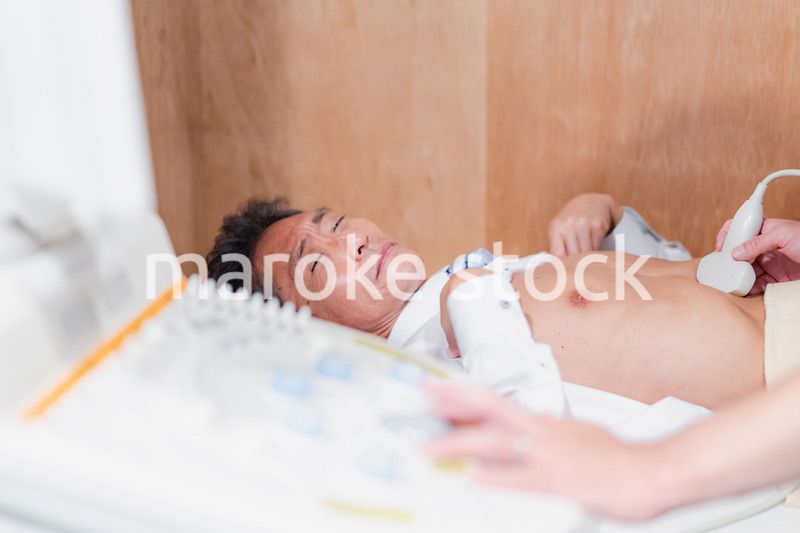 超音波検査を受診する高齢の男性