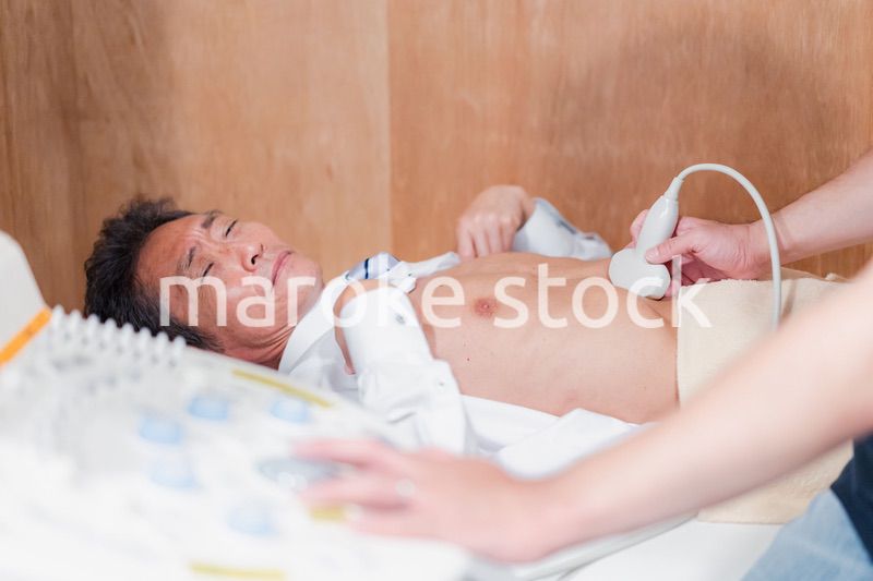 超音波検査を受診する高齢の男性