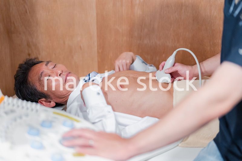 超音波検査を受診する高齢の男性