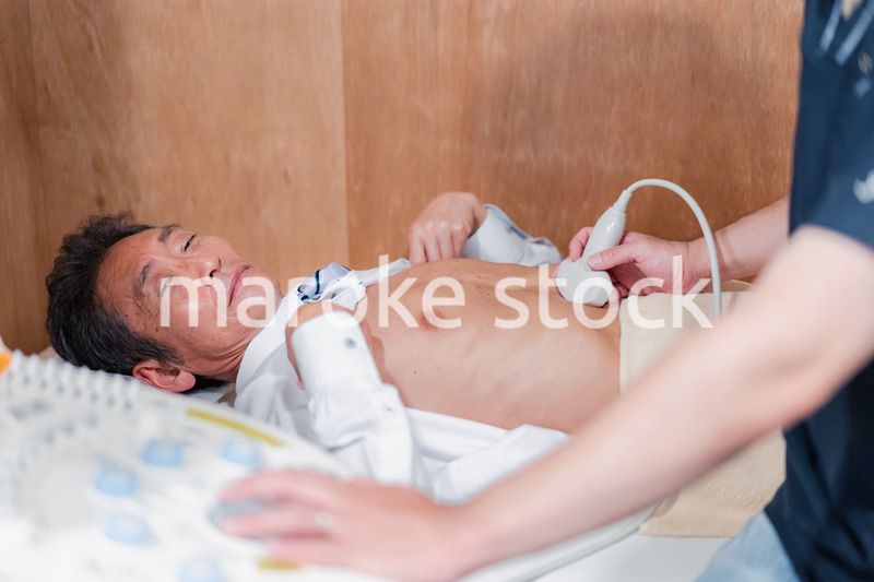 超音波検査を受診する高齢の男性