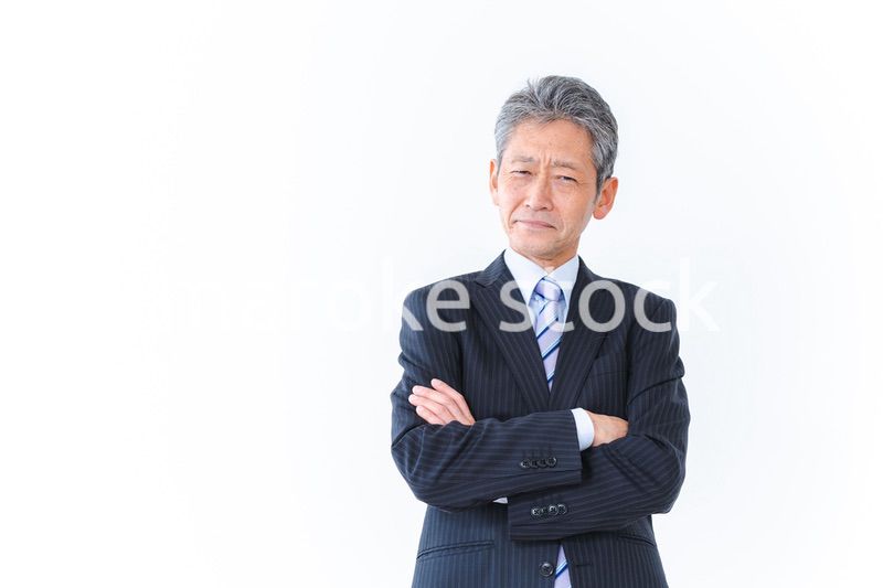 腕を組む会社経営者