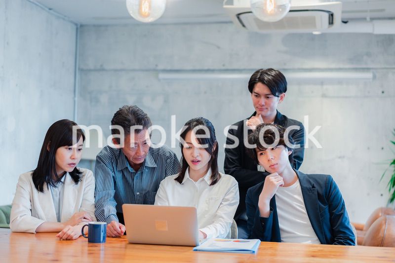 上司に叱責されるビジネスパーソン