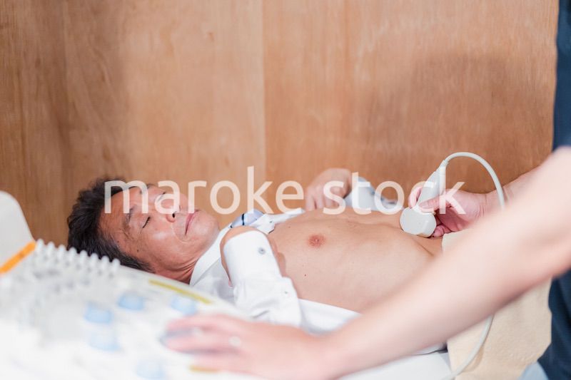 超音波検査を受診する高齢の男性