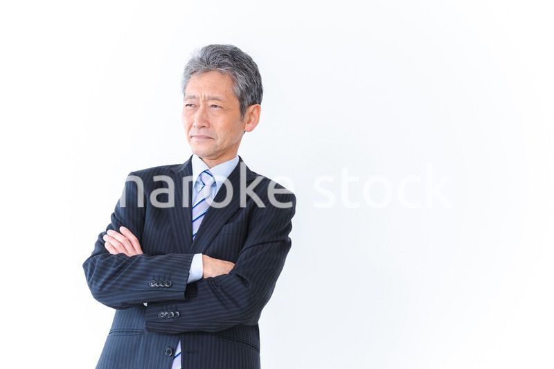 腕を組む会社経営者