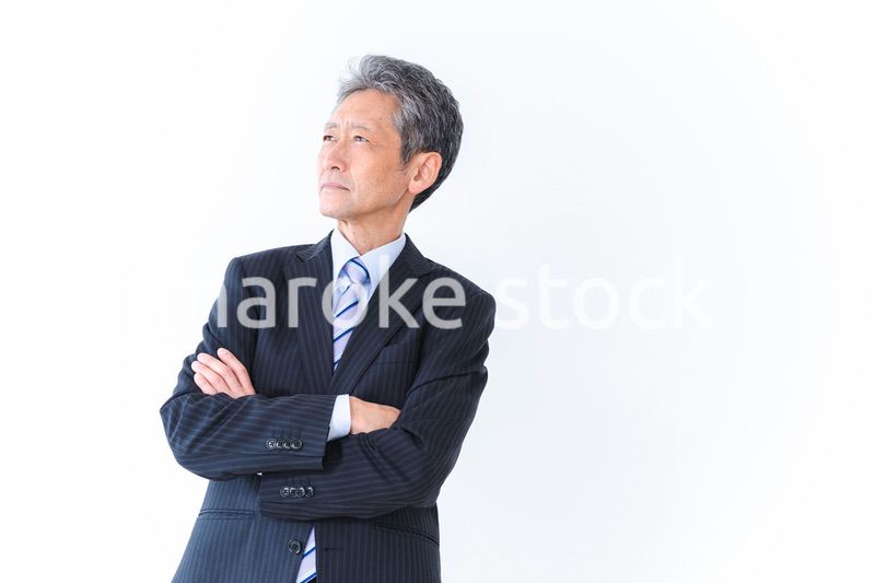 腕を組む会社経営者