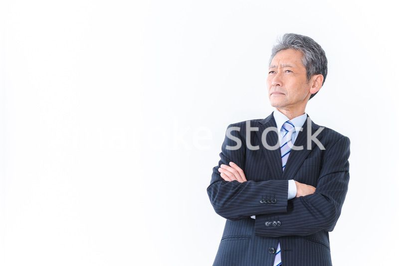 腕を組む会社経営者