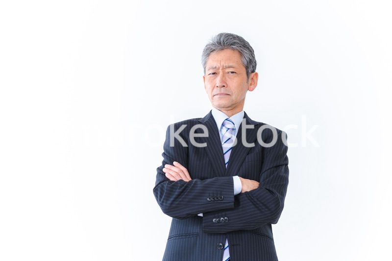 腕を組む会社経営者