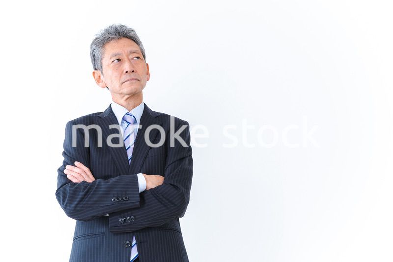 腕を組む会社経営者