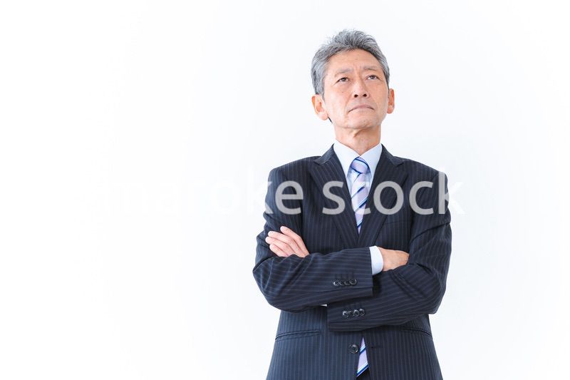 腕を組む会社経営者