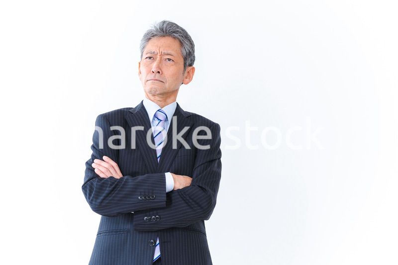 腕を組む会社経営者