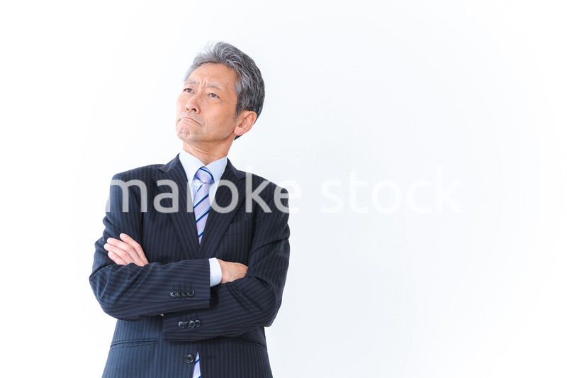 腕を組む会社経営者