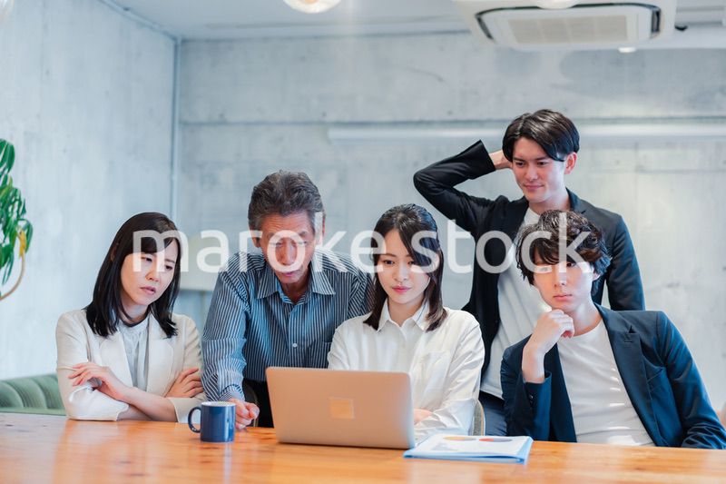 上司に叱責されるビジネスパーソン