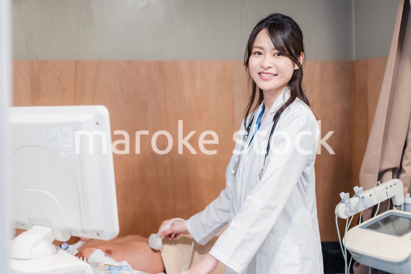 医療機器を使って検査をする女性ドクター