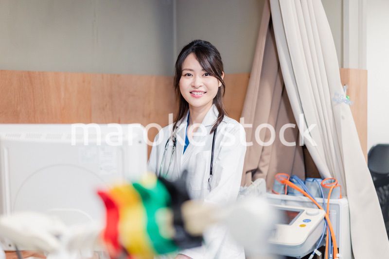 医療機器を使って検査をする女性ドクター