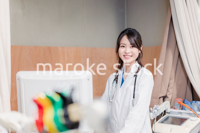 医療機器を使って検査をする女性ドクター