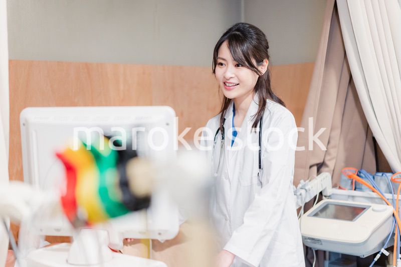 医療機器を使って検査をする女性ドクター