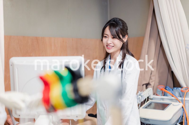 医療機器を使って検査をする女性ドクター