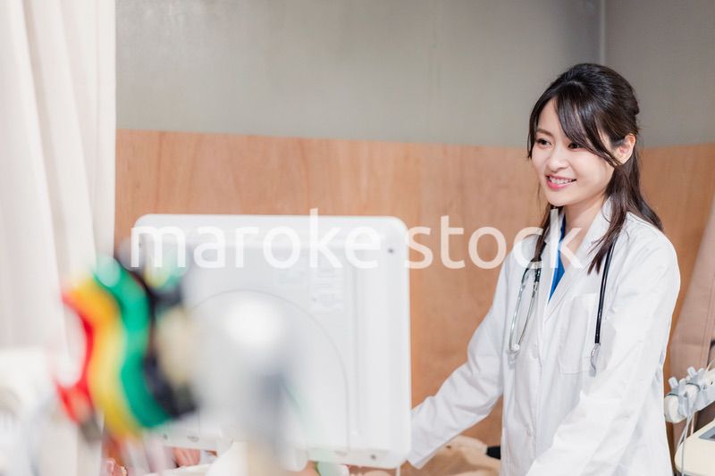 医療機器を使って検査をする女性ドクター
