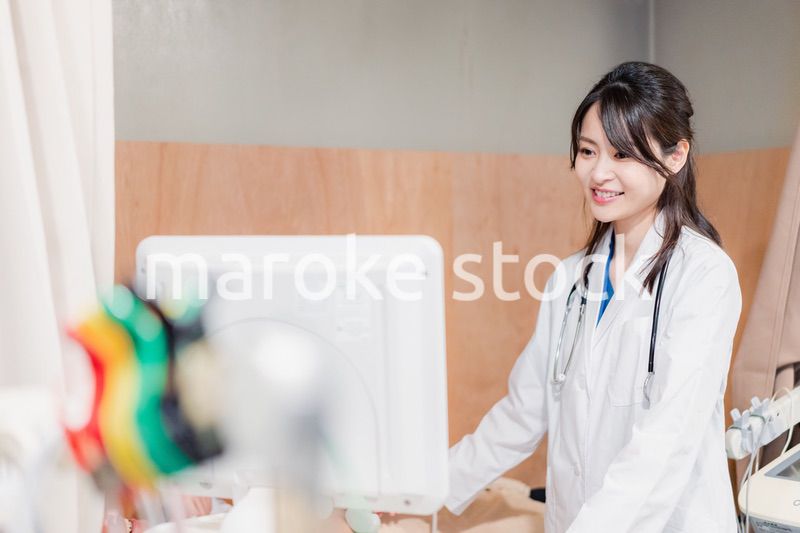 医療機器を使って検査をする女性ドクター