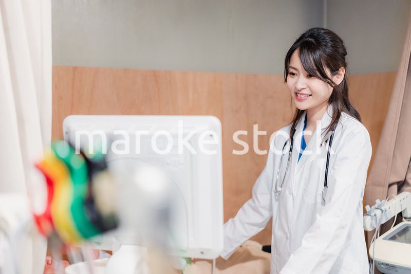 医療機器を使って検査をする女性ドクター
