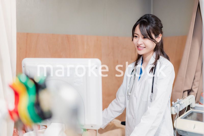 医療機器を使って検査をする女性ドクター