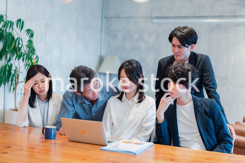 上司に叱責されるビジネスパーソン