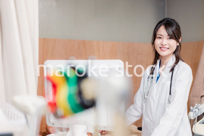 医療機器を使って検査をする女性ドクター