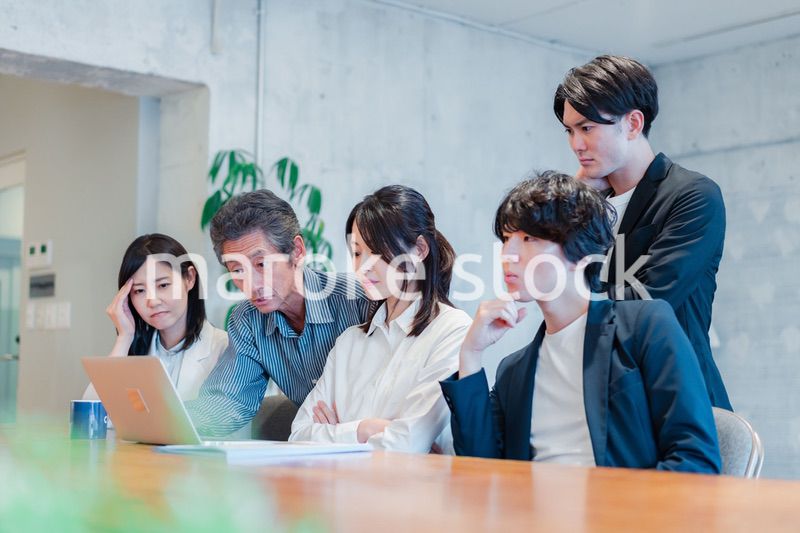 上司に叱責されるビジネスパーソン