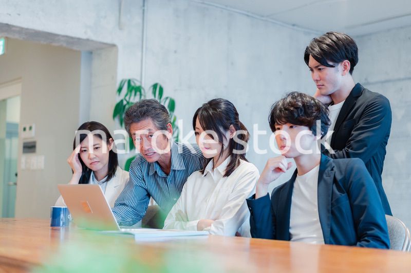 上司に叱責されるビジネスパーソン