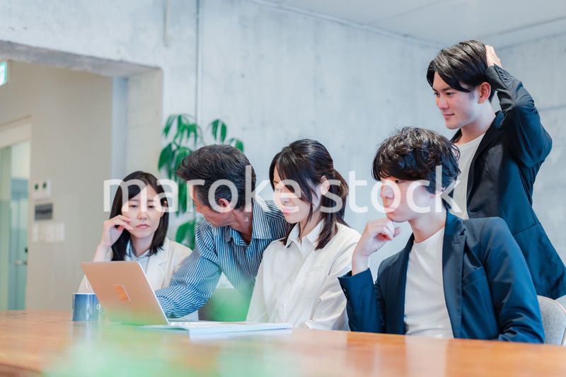 上司に叱責されるビジネスパーソン