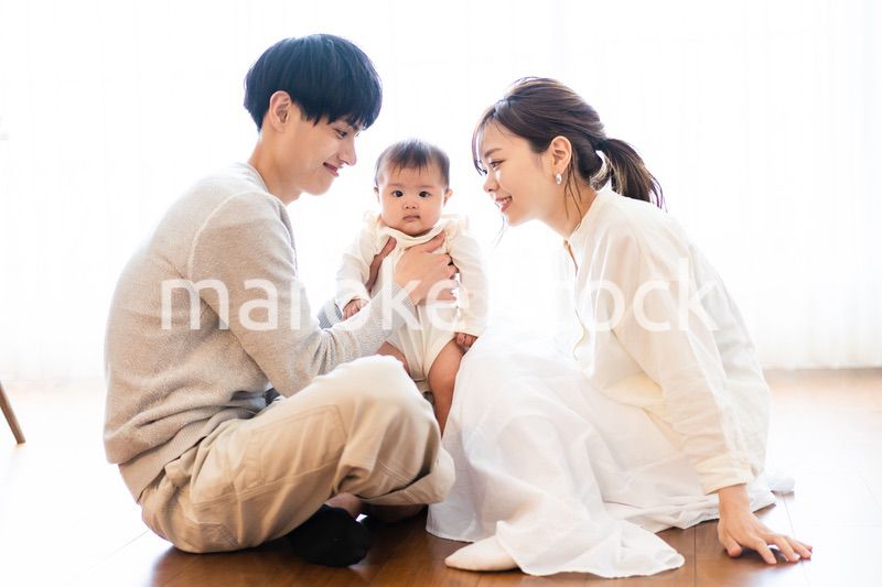 おうちで過ごす若いファミリー