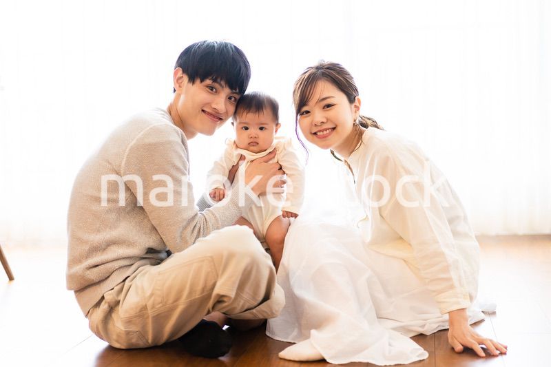 楽しく子育てをする幸せなファミリー