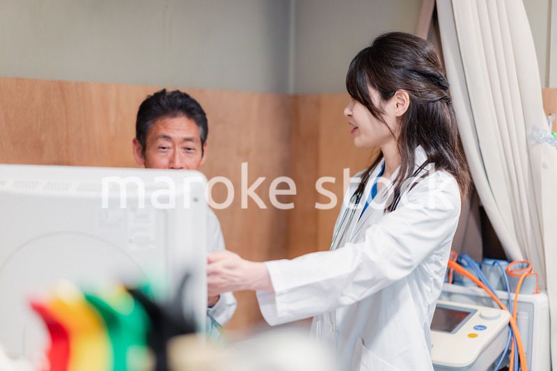 検査の結果を患者に説明する女性ドクター