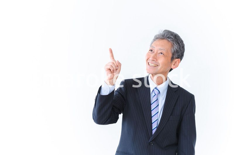 おすすめを指差すシニアのビジネスマン