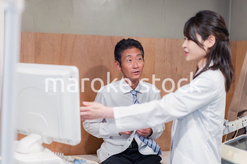 検査の結果を患者に説明する女性ドクター