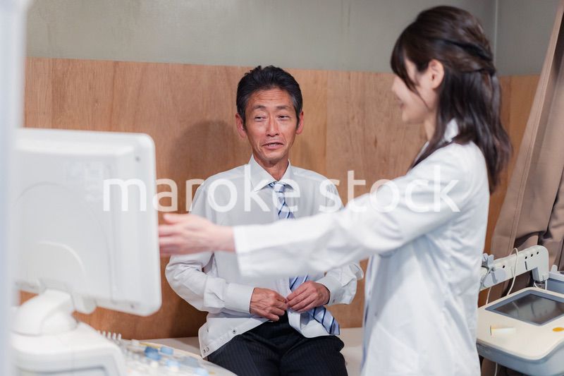 検査の結果を患者に説明する女性ドクター