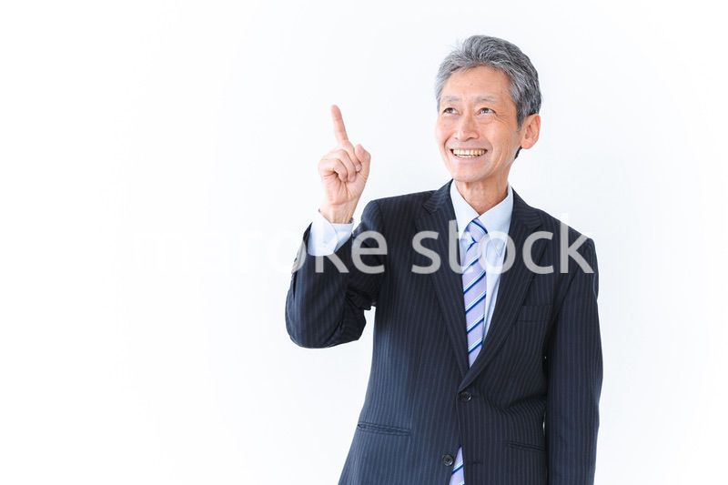 おすすめを指差すシニアのビジネスマン