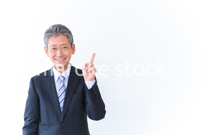 おすすめを指差すシニアのビジネスマン