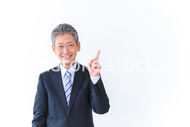 おすすめを指差すシニアのビジネスマン