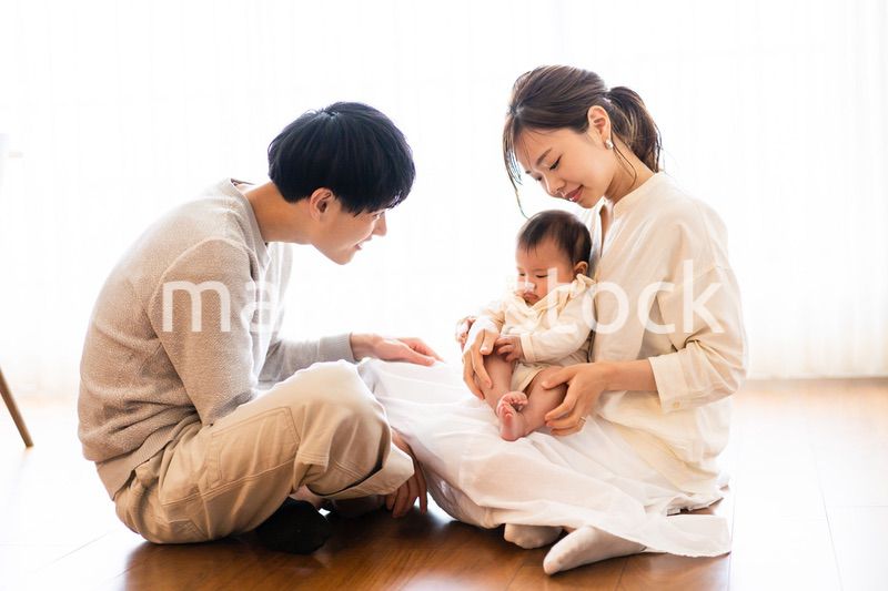 楽しく子育てをする幸せなファミリー