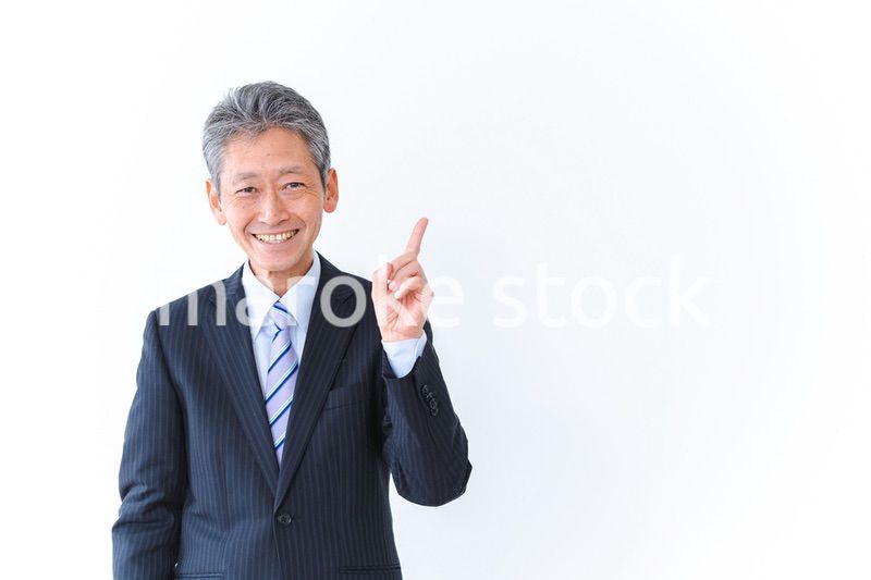 おすすめを指差すシニアのビジネスマン