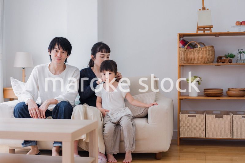 おうちで映画鑑賞をする家族