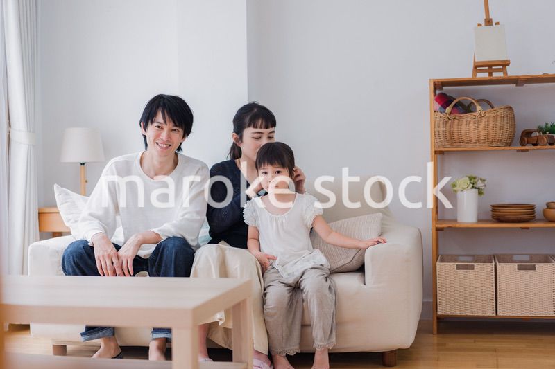 おうちで映画鑑賞をする家族