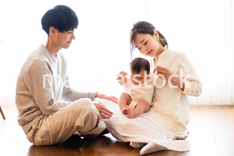 楽しく子育てをする幸せなファミリー