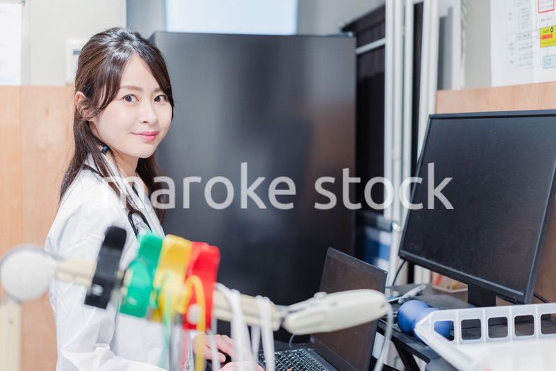 診察室で患者を待つ女性開業医