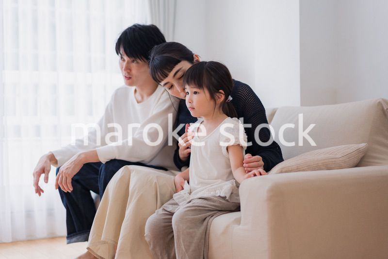 おうちで映画鑑賞をする家族