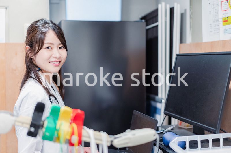 診察室で患者を待つ女性開業医